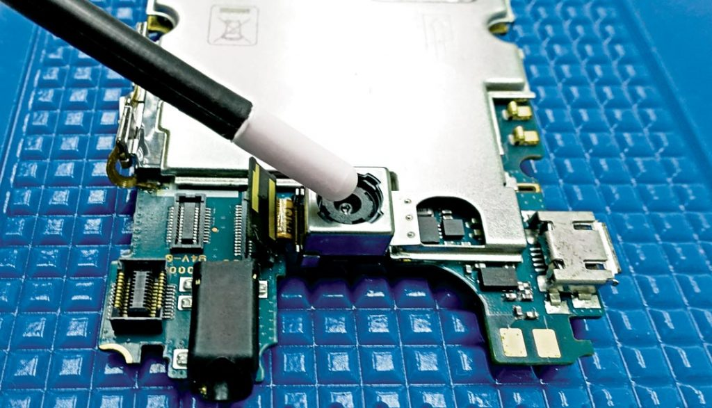 FIXCHERFREE holding pad securing a mobile PCB while a stick handles a camera module